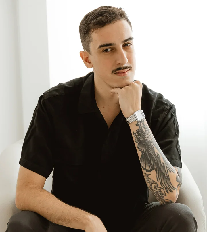 Gabriel Cova sentado em um consultório claro